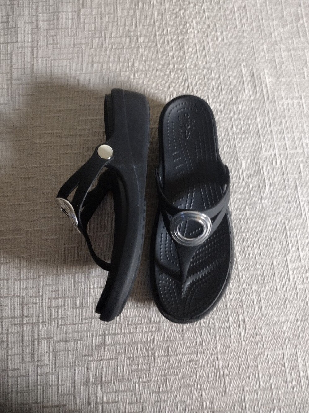 Crocs Sanrah Ringed Silver Circle Thong Black Wedge Sandals Women's Size 8 - EUC - Picture 3 of 5